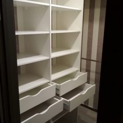 Белая гардеробная комната с шуфлядками. Вид 3