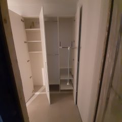 Белый распашной шкаф в прихожей (2)