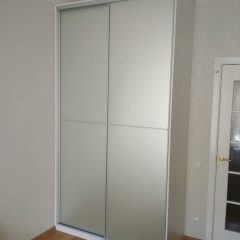 Белый шкаф-купе, наполнение дверей зеркало серебро сатин