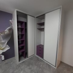 Белый угловой шкаф с фиолетовыми полками (7)