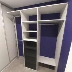 Серая гардеробная с фиолетовыми стенами (3)