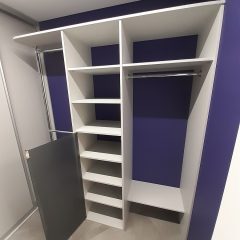 Серая гардеробная с фиолетовыми стенами (4)